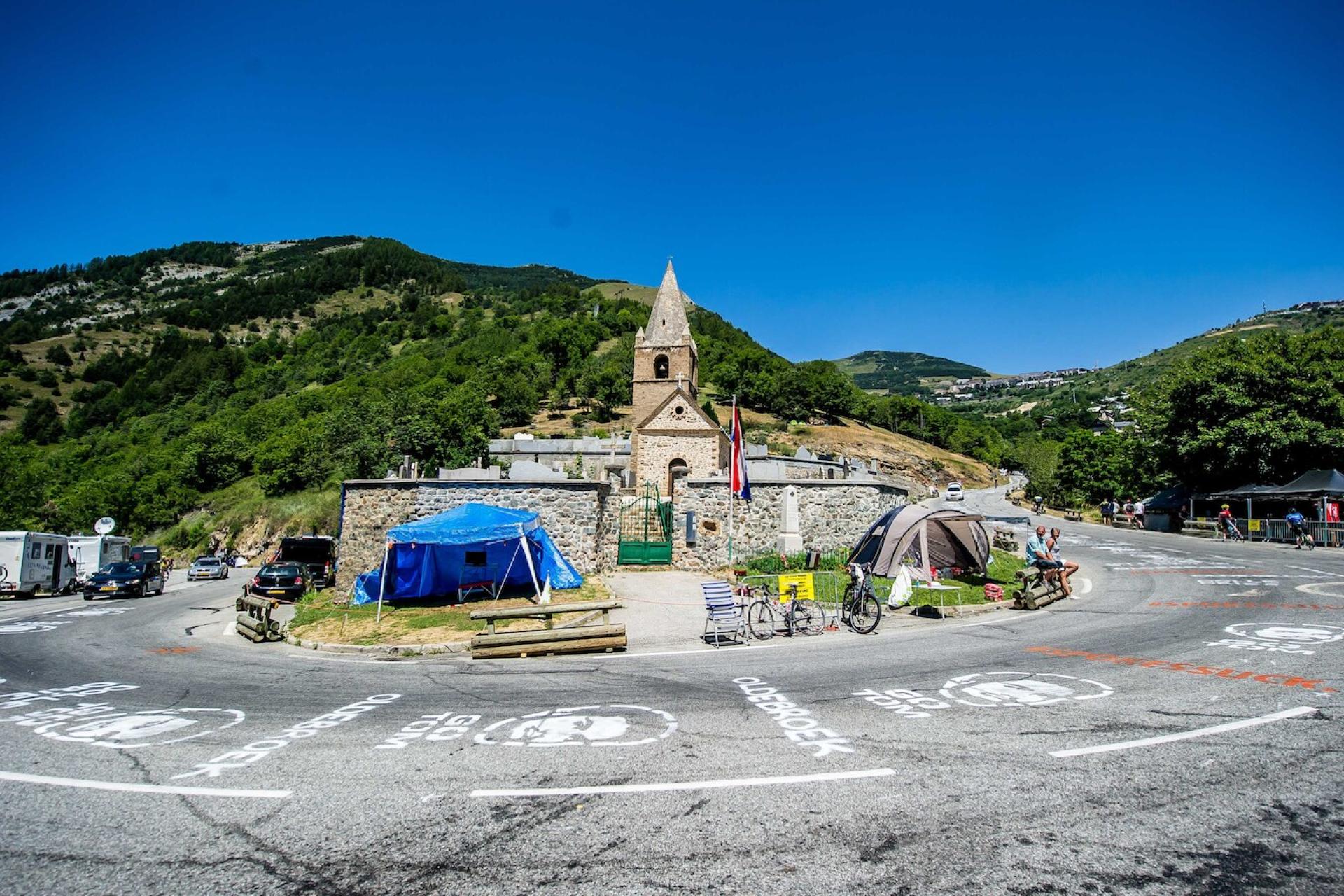 Kerkje Alpe d'Huez bocht 7