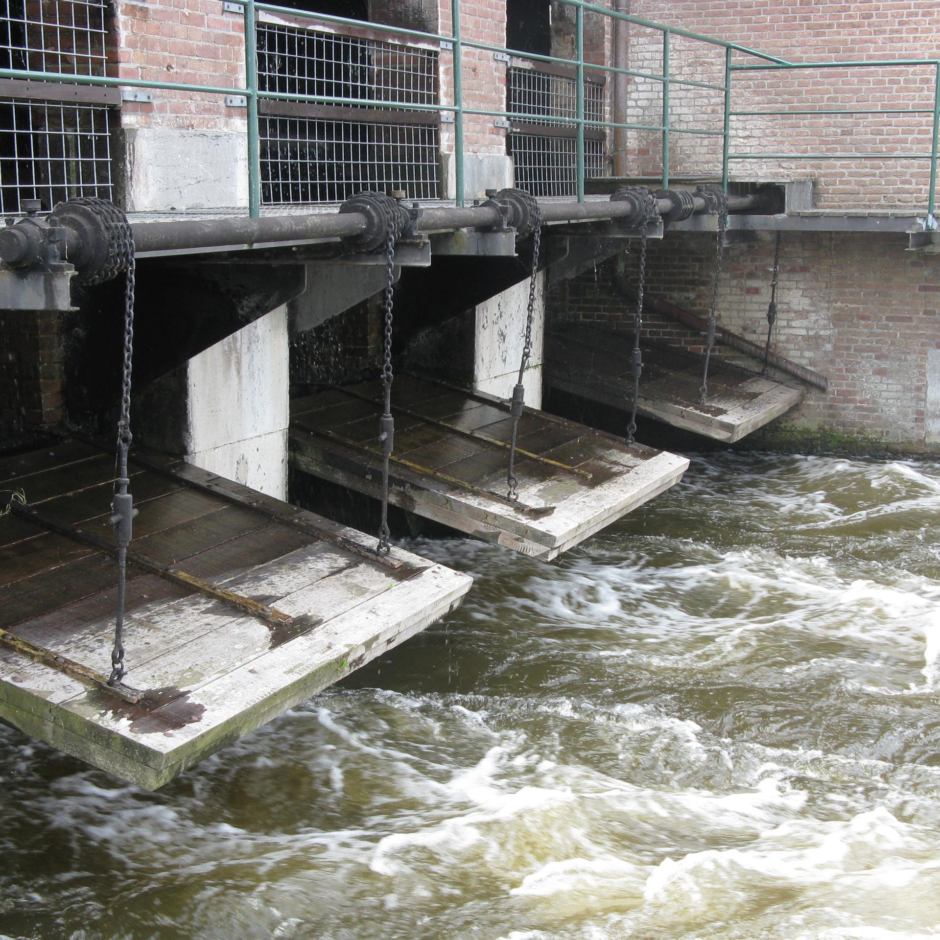 Stromend water Halfweg