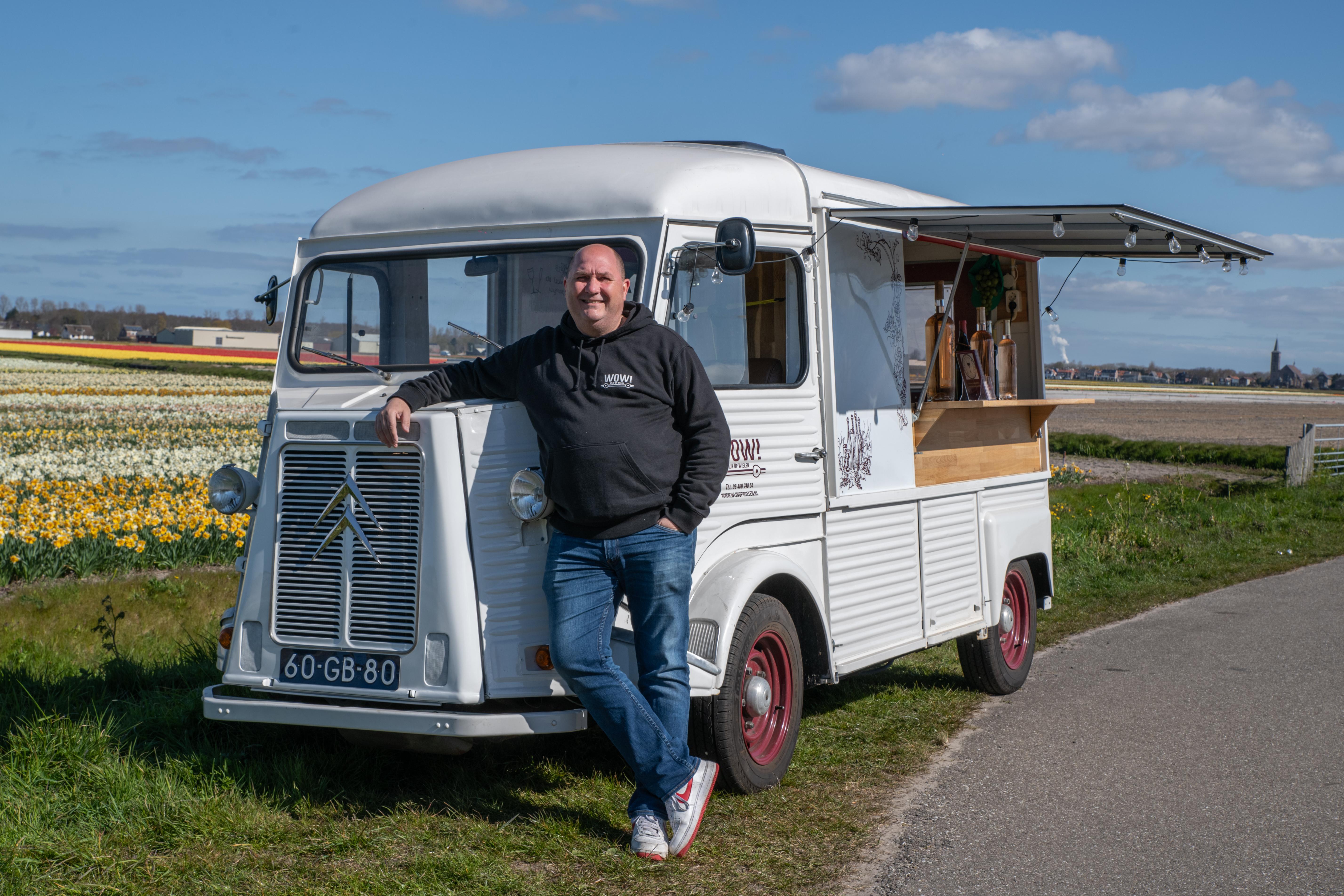 Andre van der Putten met zijn mobiele wijnbar