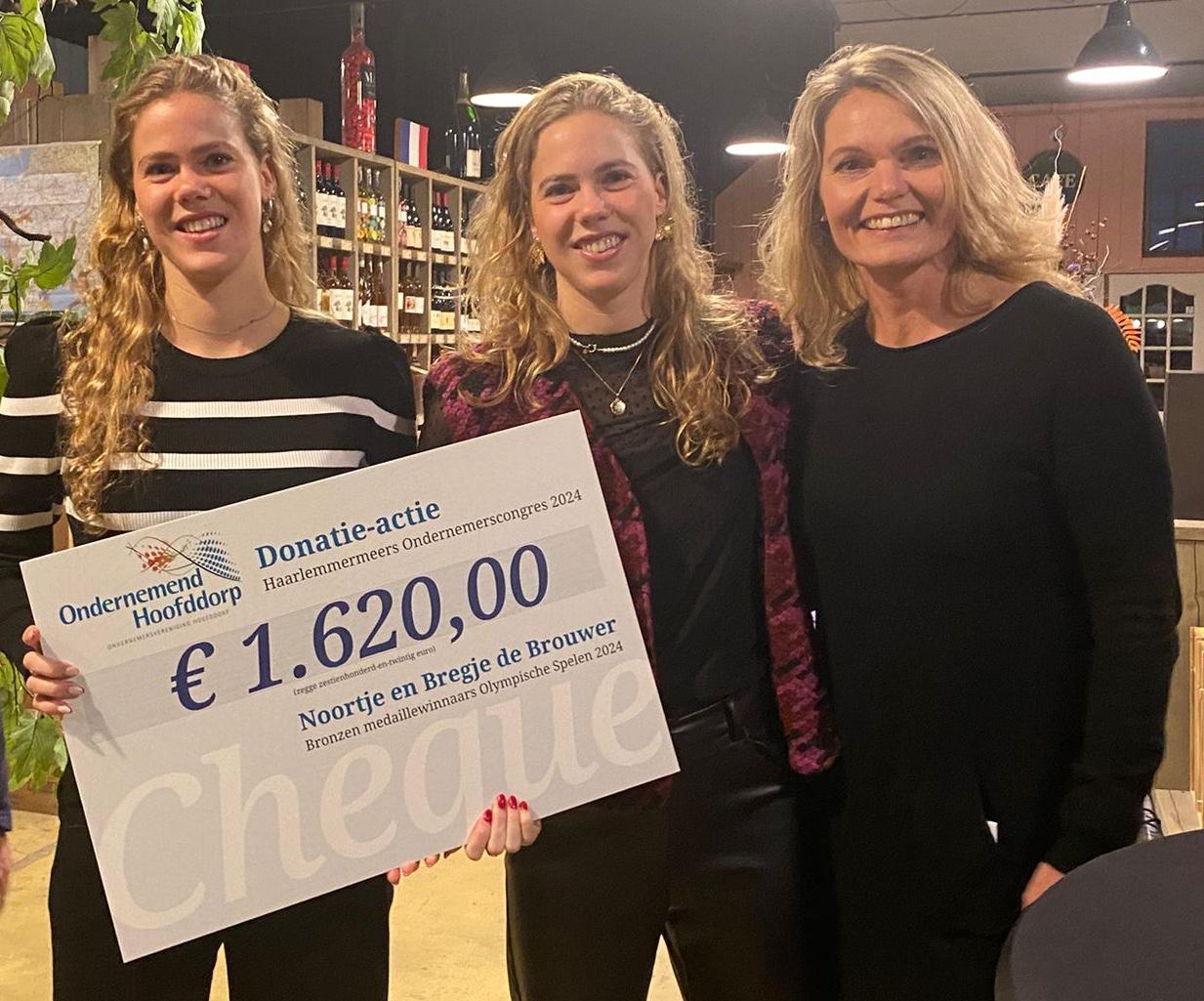 Noortje en Bregje de Brouwer ontvangen een cheque uit handen van Karin Klein namens Ondernemend Hoofddorp