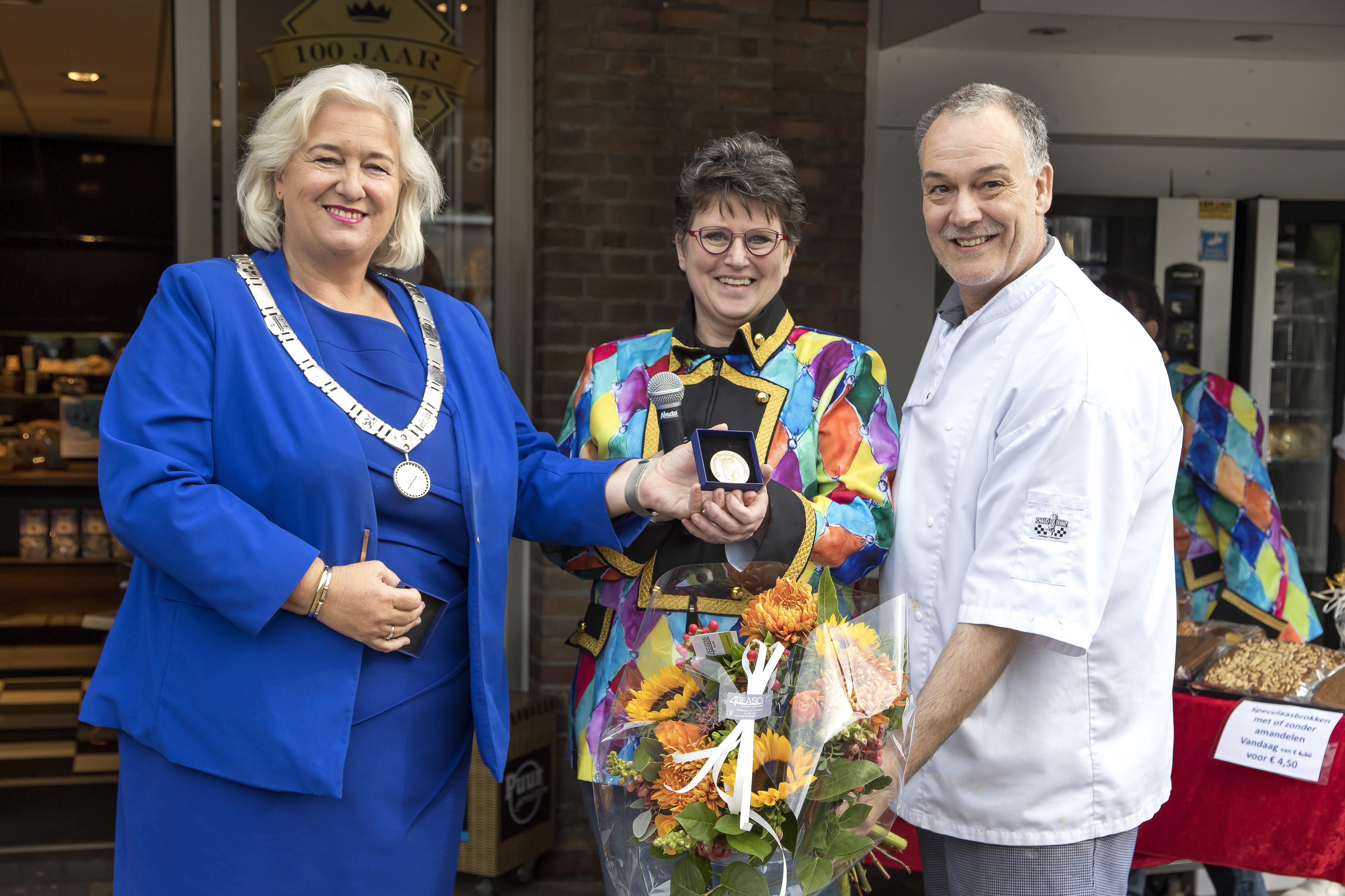 Peter en Aria op de foto met de burgemeester