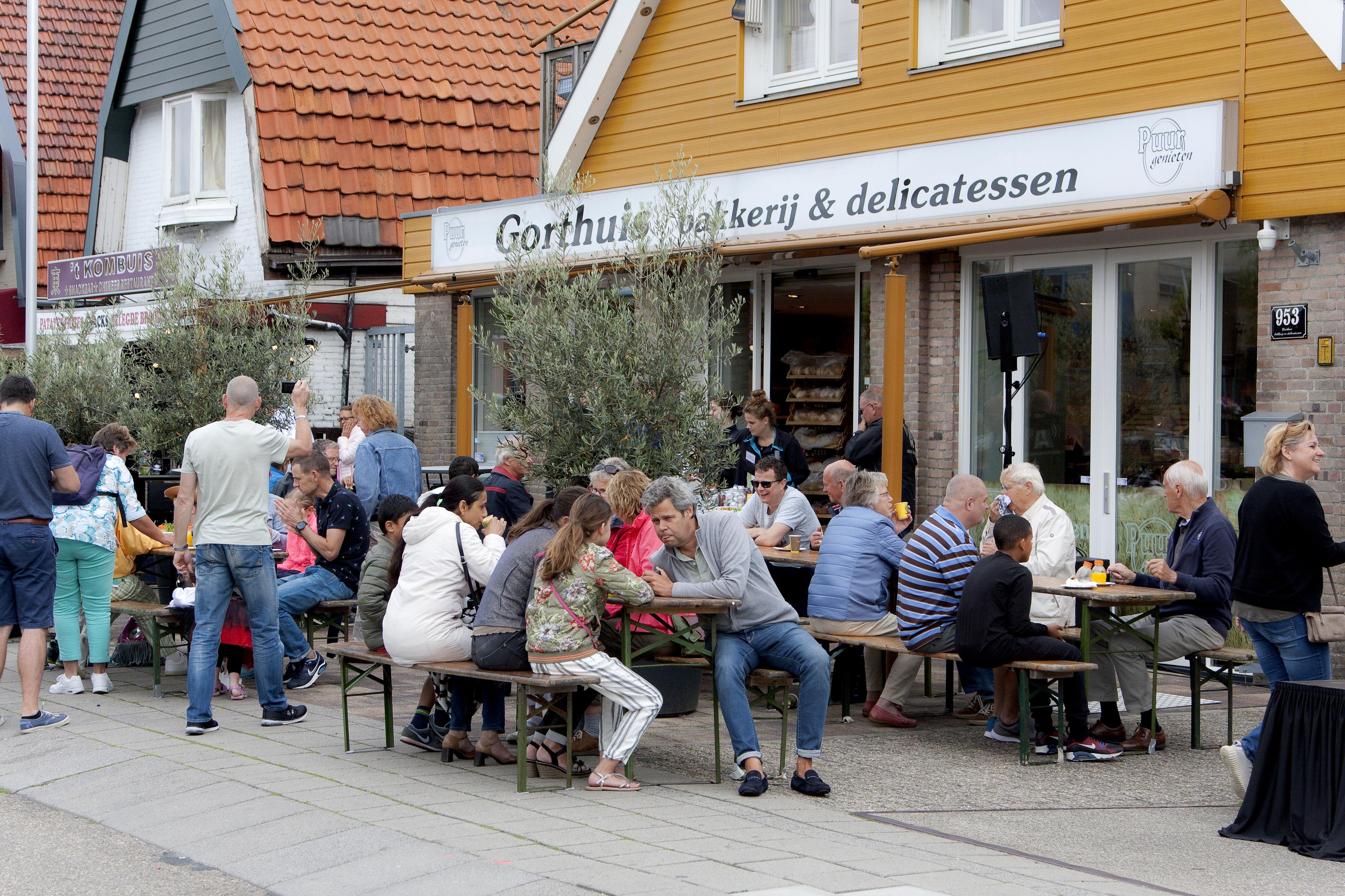 Een vol terras bij Bakkerij Gorthuis